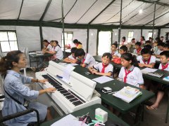 皇冠体育网址 a 13-year-old student. The tent was donated by the Yi